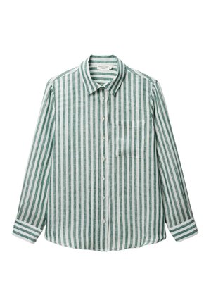 Chemise à manches longues avec boutons, rayures verticales vertes et blanches et une poche poitrine sur fond blanc.