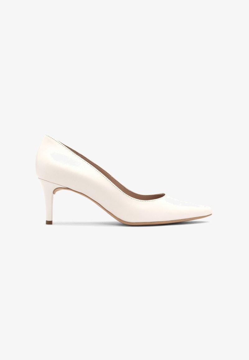 Białe skórzane szpilki z wąskim noskiem i obcasem o wysokości 5 cm. Gładka faktura i minimalne przeszycia wzdłuż brzegów.