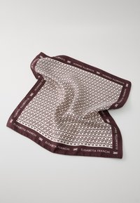 Burgundy színű selyemsál, ismétlődő geometrikus mintával és logós szélekkel. Sima textúrával és négyzet alakú formával rendelkezik.