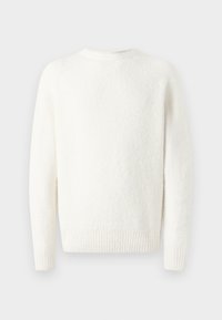 Valge kootud sviiter tekstuurse mustriga, ümmarguse kaeluse ja pikkade raglanvarrukatega, millel on pehme ja mugav kangas.