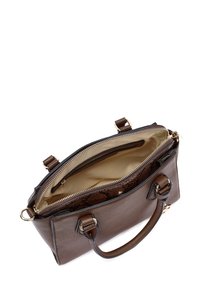 Borsa a mano in pelle marrone con finitura testurizzata, dotata di un compartimento con zip e fodera interna a motivo. Accenti in hardware color oro.