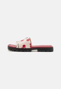 Åben-tå slide sandal med en kremfarvet overdel med kirsebærprint, røde detaljer og en holdbar sort ydersål med skridsikre riller.