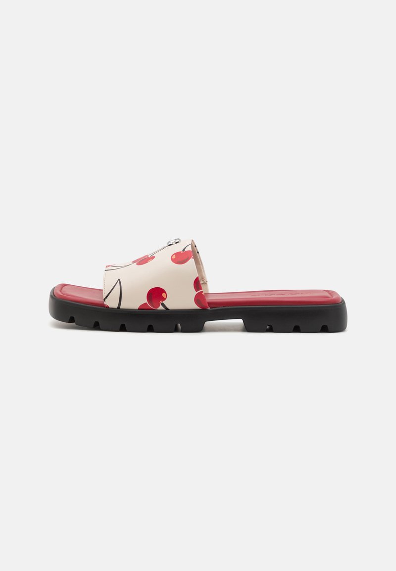 Åben-tå slide sandal med en kremfarvet overdel med kirsebærprint, røde detaljer og en holdbar sort ydersål med skridsikre riller.