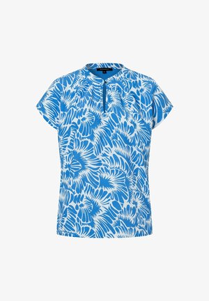 Kortærmet bluse med blåt og hvidt abstrakt blomsterprint, rund halsudskæring og frontåbning med knap.