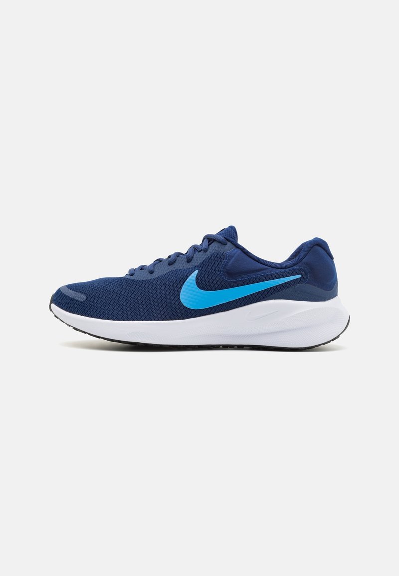 Chaussure de running bleu marine avec virgule Nike bleu vif, semelle blanche et semelle extérieure noire, vue de côté sur fond blanc.