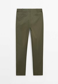Pantalon slim vert olive avec passants pour ceinture et deux poches passepoilées à l'arrière, présenté de dos sur un fond blanc.