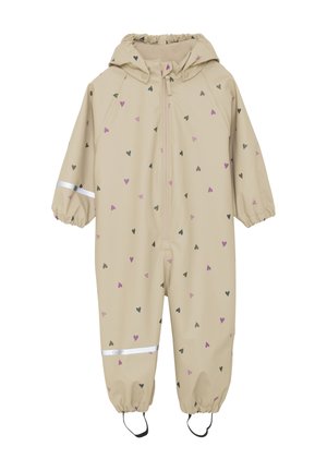 Mono impermeable beige con patrones de corazones en negro y púrpura. Cuenta con capucha, cremallera frontal, puños elásticos y detalles reflectantes.