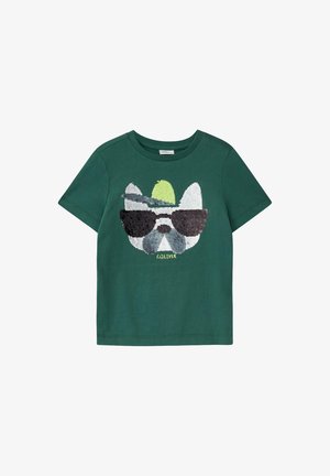 Groen T-shirt met korte mouwen met een paillettenafbeelding van een hond die een zonnebril en een pet draagt, met daaronder het merk "s.Oliver".