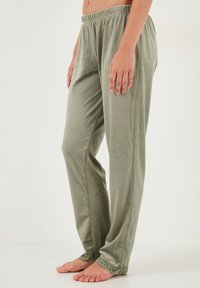 Lichtgroene, zachte stoffen pyjamabroek met een elastische tailleband en kanten afwerking bij de pijpen. Rechstreekse pijpdesign, geen zichtbare zakken.
