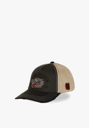 Gorra de malla negra y beige con emblema de lobo y "Von Dutch 1929" bordado en el frente, y pequeño parche rojo de "Von Dutch" en el costado.