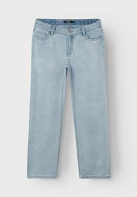 Jeans de mezclilla azul claro con corte recto, que presentan un cierre de botón, bolsillos frontales y una sutil textura desgastada.