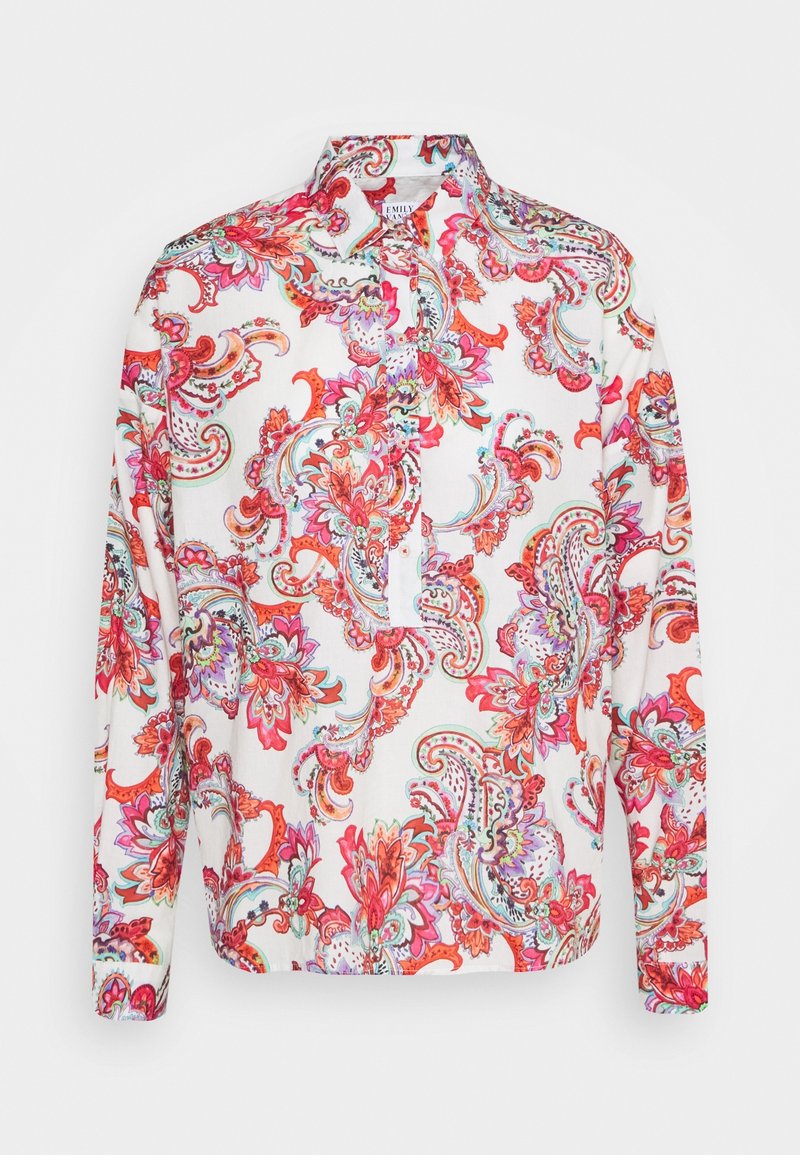 Långärmad skjorta med ett livligt blommigt paisley-mönster i röd, rosa och turkos på en vit bakgrund; tyget verkar vara lätt.