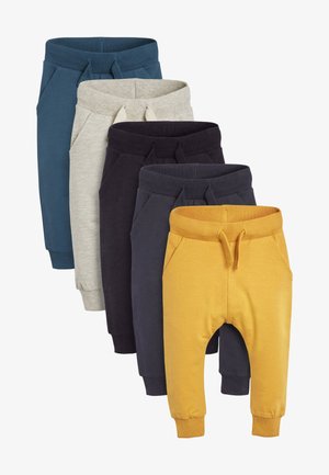 Set di cinque paia di pantaloni jogger nei colori blu, grigio, blu scuro, grigio scuro e giallo. Caratterizzati da fasce elastiche in vita e tasche laterali. Tessuto morbido.