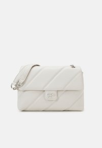 Bílá prošívaná kožená kabelka se stříbrným kováním, s klopovým uzávěrem a logem na přední straně, nastavitelný ramenní popruh.