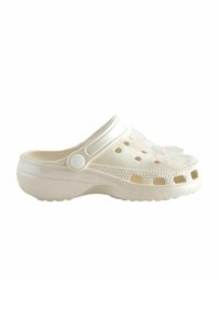 Weiße Clogs mit Belüftungslöchern und einer strukturierten Fußbett, versehen mit einem dekorativen Blumenakzent auf dem Oberteil. Flexibles Material und ein sicherer Fersenriemen.