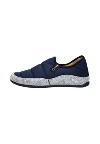 Marineblauwe instap schoen met een gequilt bovenwerk van textiel en een grijze vilten zool, met een ronde neus en elastische zijpanelen voor gemakkelijke aan- en uittrekken.