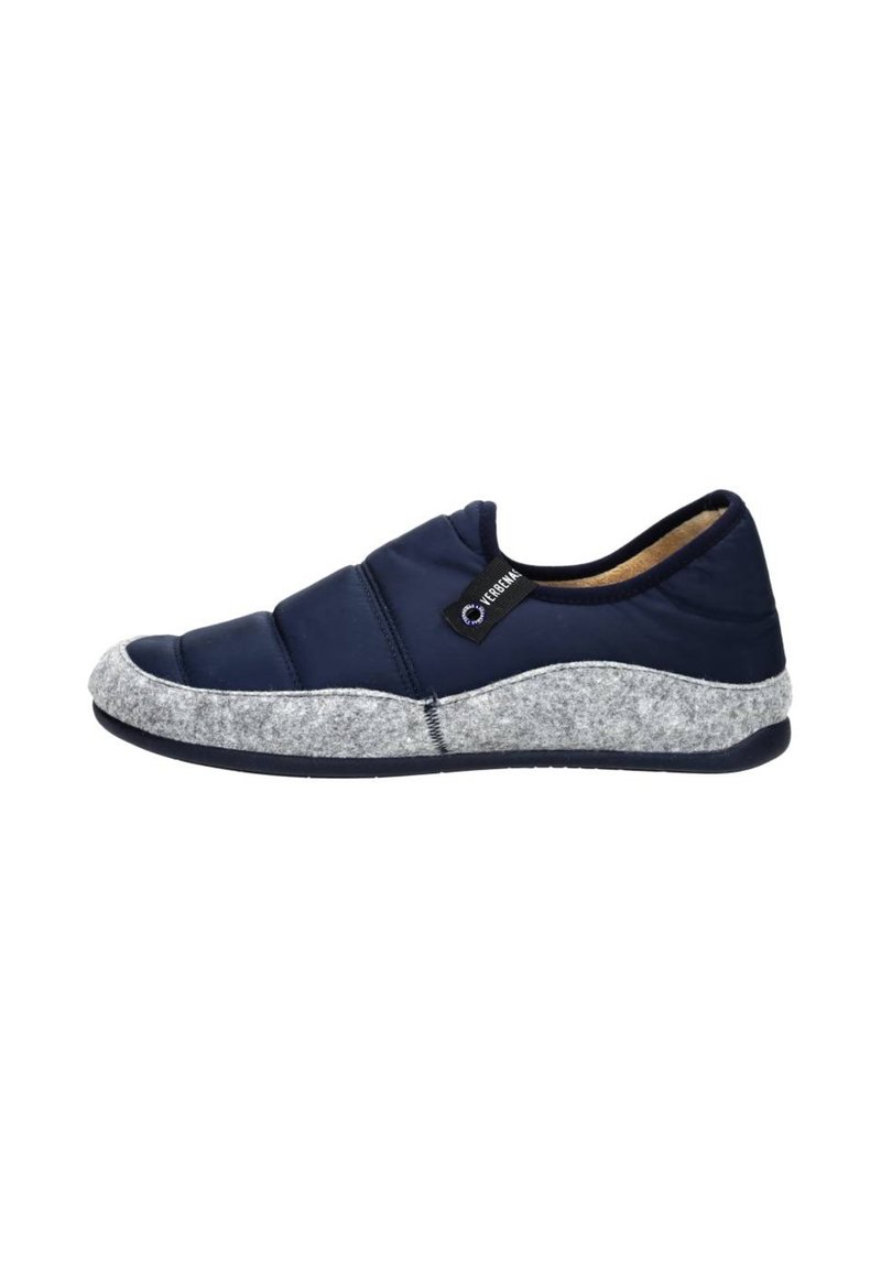 Marineblauwe instap schoen met een gequilt bovenwerk van textiel en een grijze vilten zool, met een ronde neus en elastische zijpanelen voor gemakkelijke aan- en uittrekken.