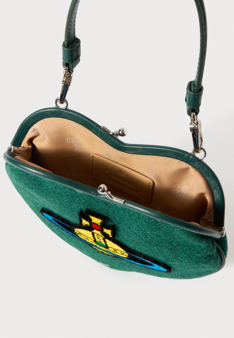 Groene vilten handtas met een geborduurd ontwerp, voorzien van een sluiting in goudkleur, leren afwerking en een beige voering aan de binnenkant.