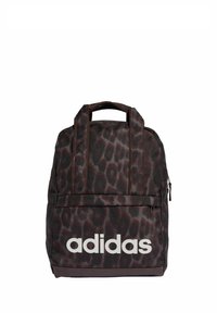 Mochila con estampado de leopardo en negro y marrón, con dos asas, bolsillo frontal con cremallera y el logo blanco de "adidas" en la parte frontal inferior. Material duradero.