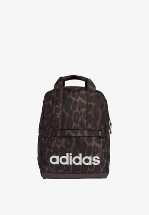 Schwarzer und brauner Rucksack mit Leopardenmuster, zwei Tragegriffen, vorderer Reißverschlusstasche und weißem "adidas"-Logo auf der unteren Vorderseite. Robustes Material.