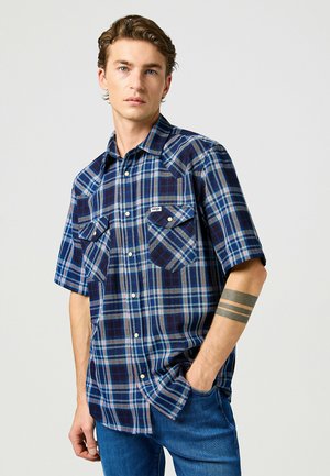 Korte mouw geruite shirt in marineblauw en blauw, met twee borstzakken, knoopsluitingen en een stoffen logopatch op de linker zak.