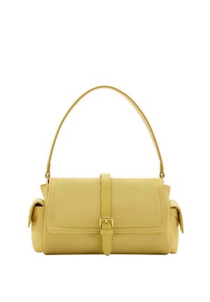 Bolso amarillo con asa superior, solapa frontal asegurada con una correa de hebilla y bolsillos laterales sobre un fondo blanco.