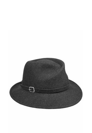 Dunkelgrauer Filz-Fedora-Hut mit eingedrückter Krone und einem dünnen verstellbaren Riemen mit Metallschnalle am Rand.