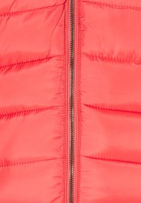 Vesta puffer coral cu textură matlasată, având un fermoar metalic central și un finisaj neted, lucios.