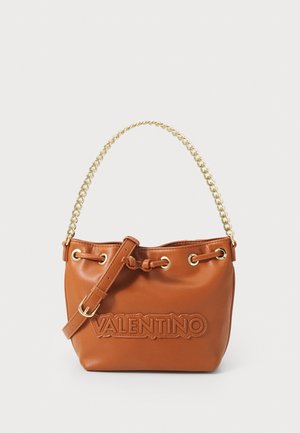 Borsa a secchiello in pelle marrone con manico e tracolla in catena dorata, con logo impresso e chiusura a coulisse. Texture liscia, forma compatta.