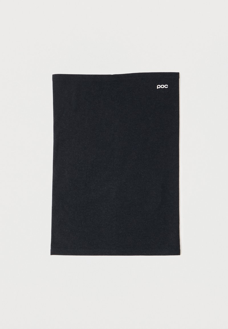 Zwarte nekwarmer van zachte stof, met een eenvoudig ontwerp en een klein wit "poc"-logo aan één zijde. Gladde textuur, geen patronen.
