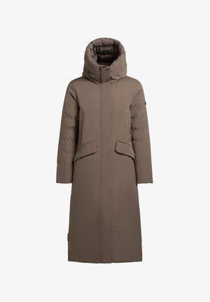 Abrigo largo acolchado marrón con cuello alto, cierre frontal de botones a presión, dos bolsillos laterales y una tela lisa resistente al agua.