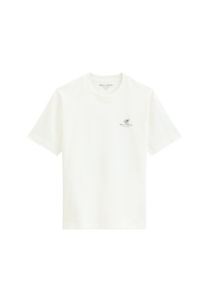 Λευκό κοντομάνικο μπλουζάκι με στρογγυλή λαιμόκοψη, με μικρό μαύρο λογότυπο και γραφικό της Marc O'Polo στη αριστερή πλευρά του στήθους.