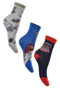 Drei Paar Socken: grau mit mehrfarbigen Streifen und Mustern, blau mit einem Charakterdesign und dunkelblau mit roten Akzenten und Text.