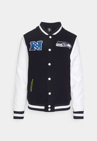 Marineblaues College-Jackett mit weißen Ärmeln, ausgestattet mit bestickten Teamlogos, gerippten Bündchen und Saum, Druckknopfverschluss und grüner Schrift.
