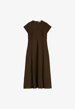 Robe midi marron foncé à manches courtes avec un col rond et une couture subtile à la taille, présentée sur un fond blanc.
