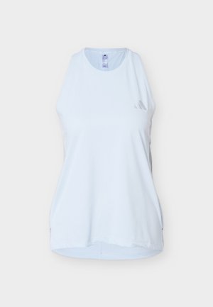 Weißes ärmelloses Sport-Top mit rundem Ausschnitt und dezentem Adidas-Logo auf der oberen linken Seite, dargestellt vor schlichter Hintergrund.