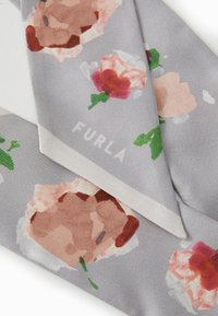 Pañuelo de seda con un patrón floral en tonos de rosa y rojo sobre un fondo gris, con el nombre de la marca "Furla" en el borde.
