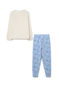 Camiseta de manga larga de forro polar en color crema combinada con pantalones de pijama azules con un patrón de pandas. Textura suave, corte relajado, cintura elástica.
