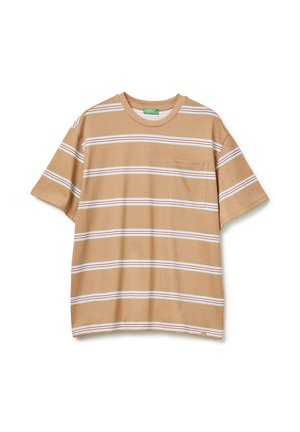 Korte mouwen, tan T-shirt met horizontale strepen in wit, rood en blauw. Beschikt over een zak en een ronde hals. Gemaakt van katoen.
