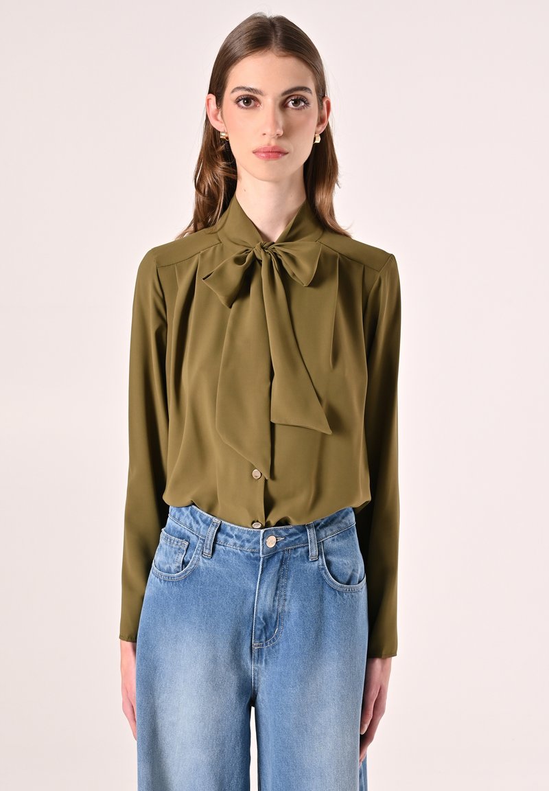 Camicia verde con fusciacca in vita