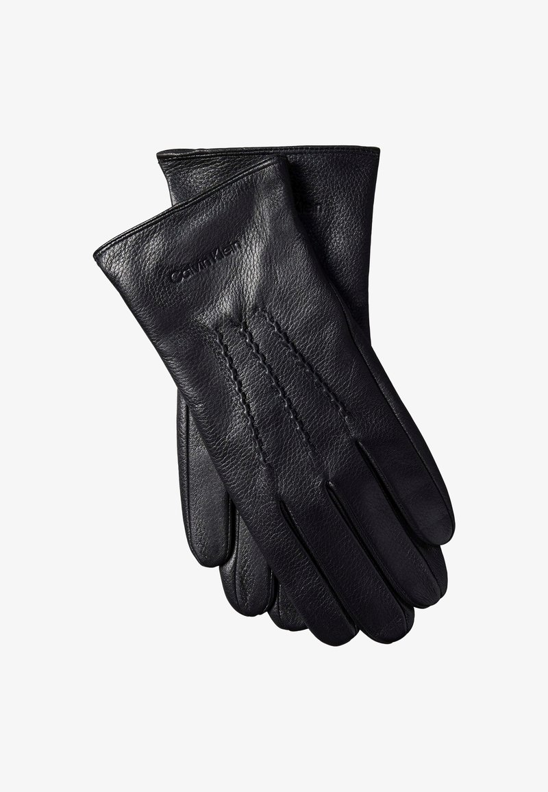 Par sorte læderhandsker med syninger og diskret præget brandnavn på bagsiden af den ene handske, isoleret på hvid baggrund.