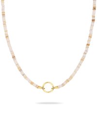 Kralenketting met kleine cilindervormige kralen in crème en beige, met een gouden ronde sluiting aan de voorkant. Gladde textuur overal.