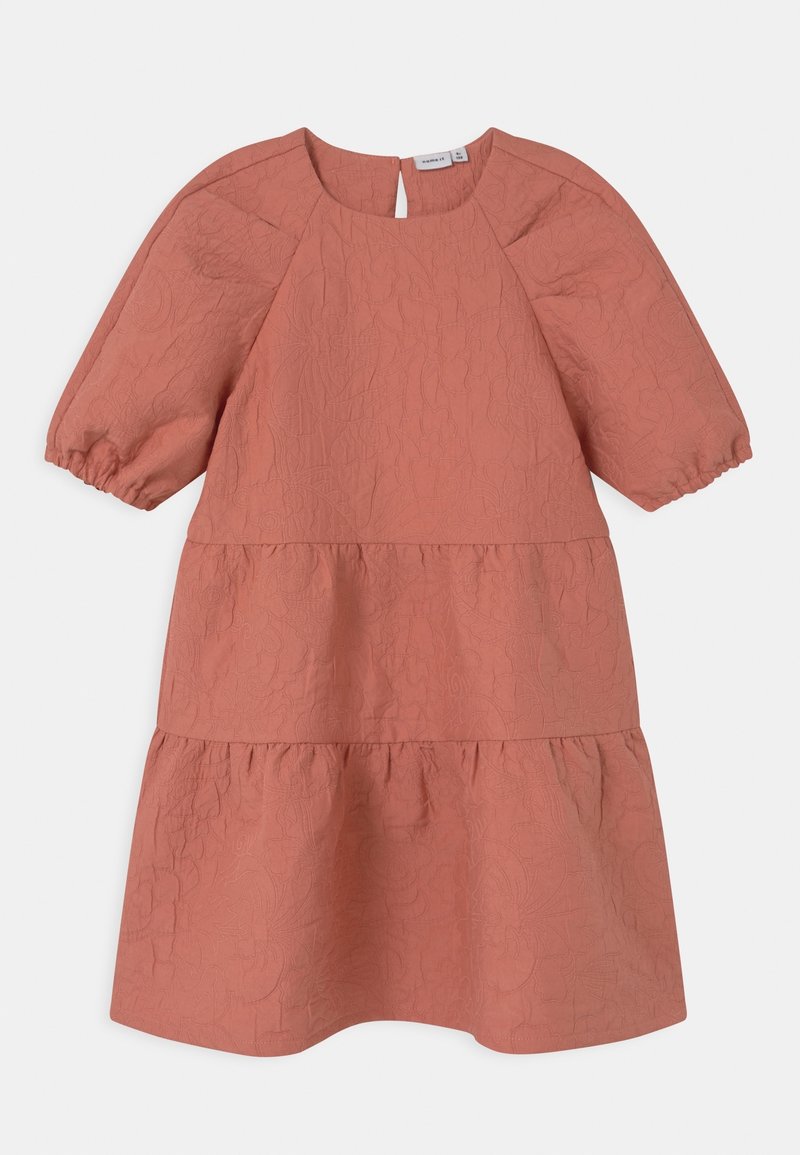 Robe rose à manches courtes bouffantes, jupe à volants, col rond et motif floral texturé subtil.