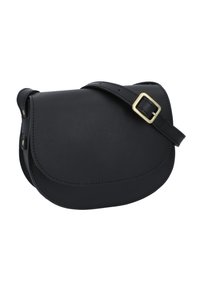 Borsa da sella in pelle nera con forma arrotondata, bordi cuciti e una tracolla con fibbia. Presenta una texture liscia e un design senza cuciture.