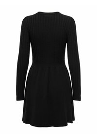 Robe noire en tricot avec manches longues, un motif en câble texturé, un corsage ajusté et une jupe évasée.
