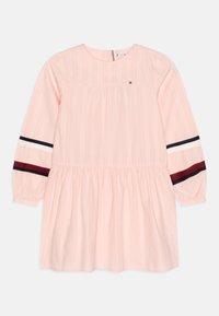 Vaaleanpunainen pitkähihainen mekko, jossa on rypytetty vyötärö ja joka sisältää raidallisia yksityiskohtia tummansinisessä, valkoisessa ja burgundinpunaisessa hihassa. Kevyt kangas.