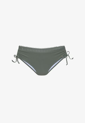Bas de bikini vert olive avec une ceinture à volants, des liens ajustables sur les côtés, un détail froncé et une doublure blanche contrastante.
