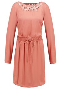 Vestido de manga larga color frambuesa con escote de encaje, cintura elástica, detalle con cordón y una textura suave y lisa.