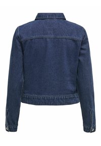 Giacca in denim blu scuro con colletto, maniche lunghe e taglio al punto vita. Presenta cuciture a contrasto e polsini regolabili con bottoni.