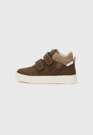 Braune High-Top-Sneaker mit zwei Klettverschlüssen, einem strukturierten beigen Kragen, sandfarbenen Akzenten und einer weißen Gummisohle.